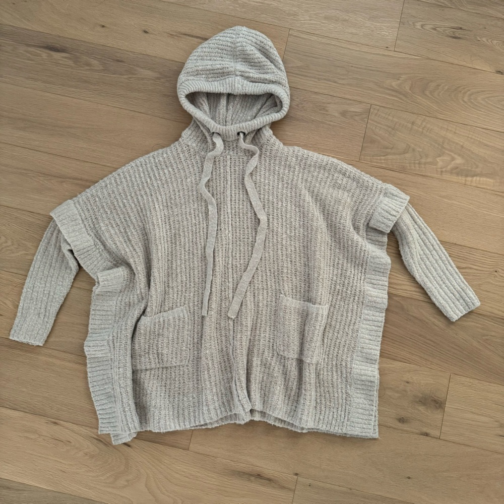 Rag Supply Hooded Poncho Sweater. Size XS. Very Warm. Great condition.